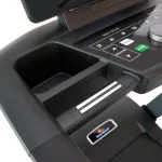 Praktikus tárolórekeszek és kulacstartó a Smart Luxury TFT futópad konzolján